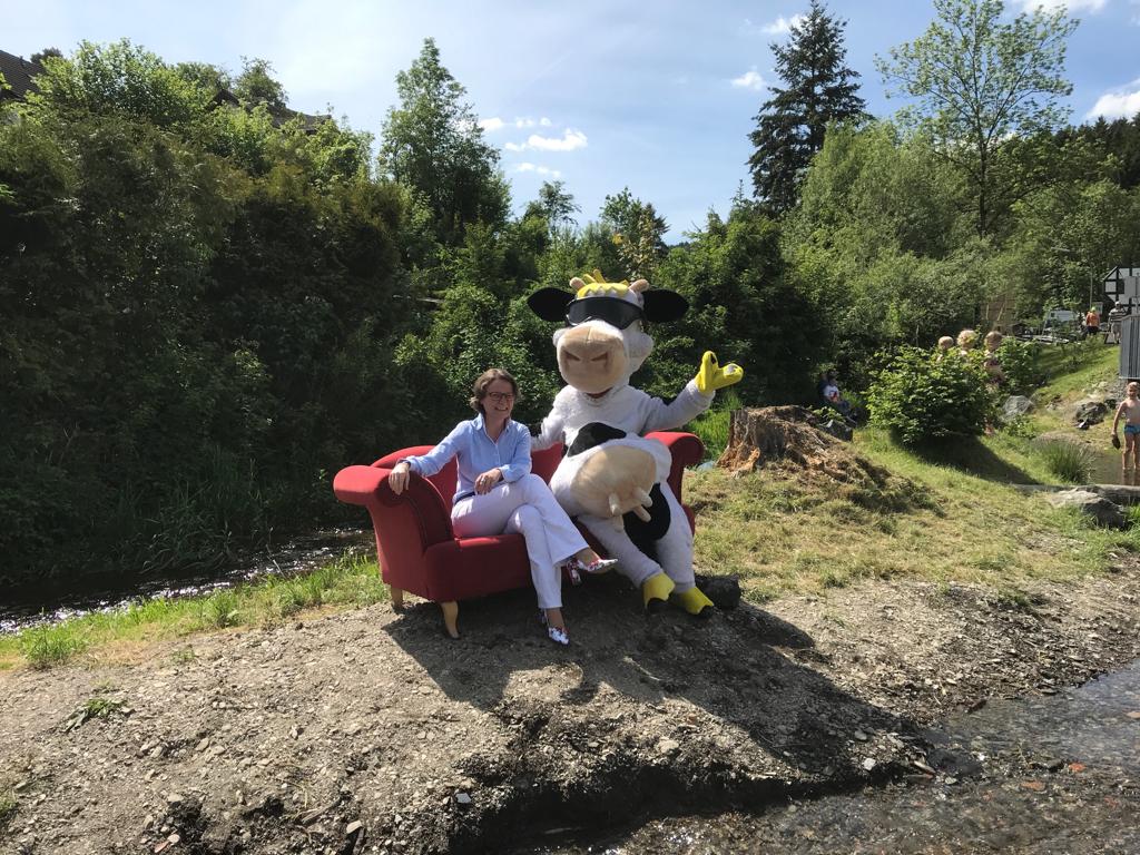 NRW-Heimatministerin Frau Ina Scharrenbach mit Kuh Lotte